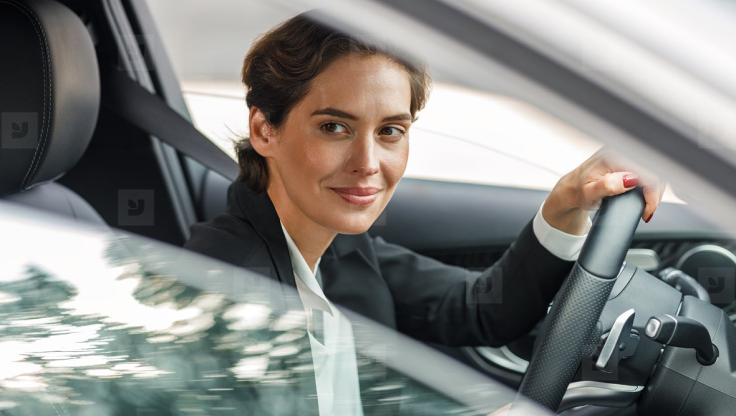Zadovoljni korisnici eDrive platforme i aplikacije, sa osmehom voze svoje elektricne automobile